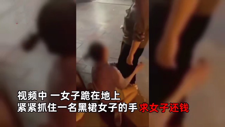 [还钱]借60万还我50万就好！女子街头下跪哭求欠债人还钱，令人动容