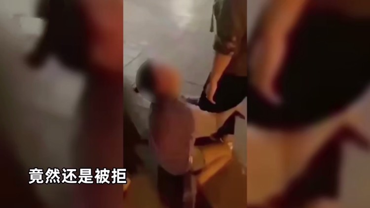 [还钱]借60万还我50万就好！女子街头下跪哭求欠债人还钱，令人动容
