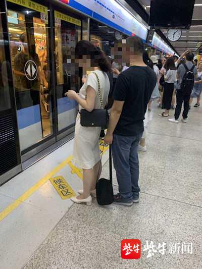 『反拍』女乘客地铁站被偷拍裙底，她反拍下对方照片报警