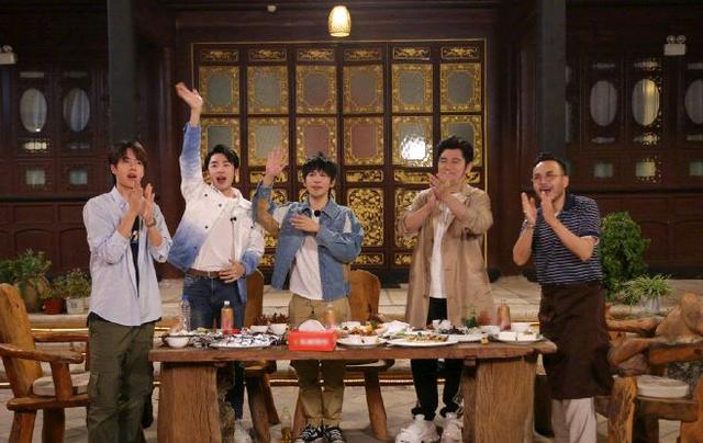 「王一博」王一博一个哈欠认出汪涵 粉丝：天天兄弟真令人感动