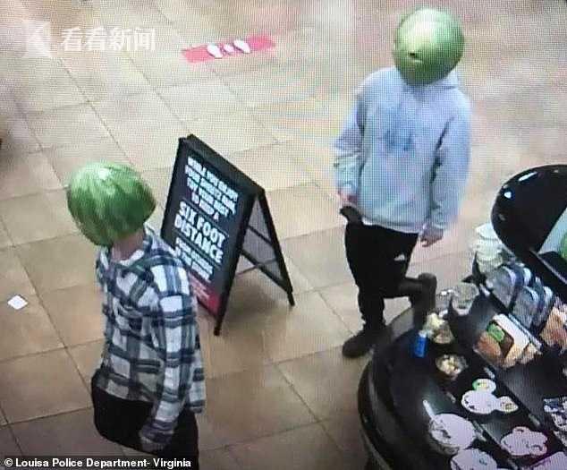 俩青年头戴西瓜皮进商店偷酒 还嚣张摆拍发抖音