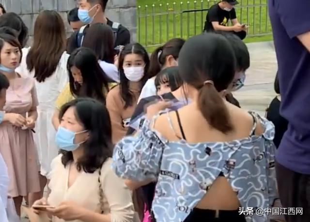 “办完后即刻离”?婚姻登记所提示牌被吐槽…