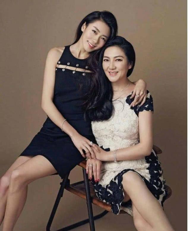 郑恺：郑恺苗苗结婚 网友：相爱3年抵不过1年，心疼程晓玥！