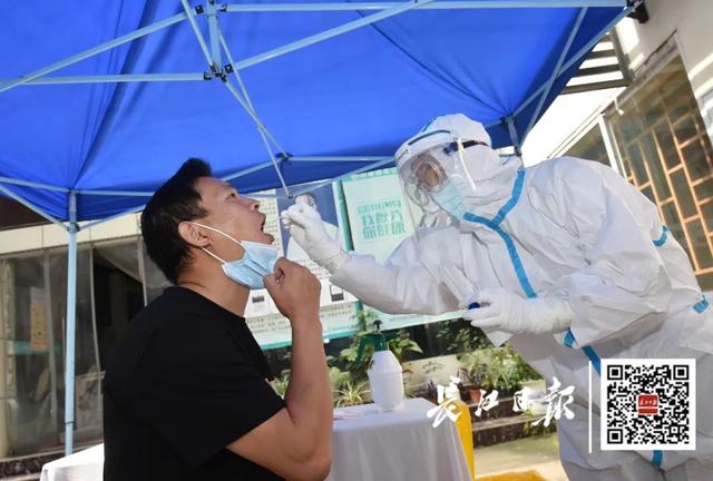 『检测率』武汉核酸检测查缺补漏 社区网格员“扫楼” 特殊群体上门采样