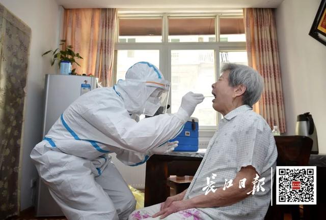 『检测率』武汉核酸检测查缺补漏 社区网格员“扫楼” 特殊群体上门采样