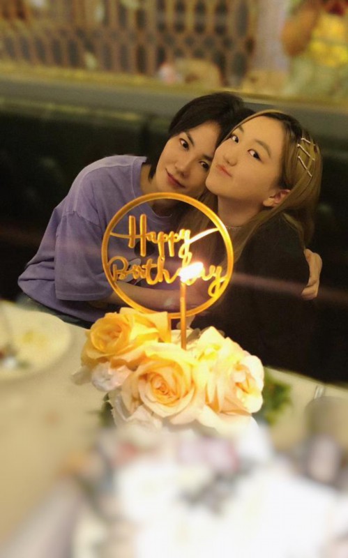 【王菲女儿】王菲为李嫣庆生 二人依偎浅笑宛如姐妹花