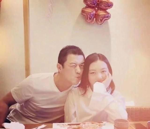【王菲女儿】王菲为李嫣庆生 二人依偎浅笑宛如姐妹花
