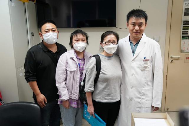 裂隙灯■陶勇复诊再遇为他挡刀患者家属 网友:心存善意,行中有善!