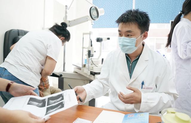 裂隙灯■陶勇复诊再遇为他挡刀患者家属 网友:心存善意,行中有善!