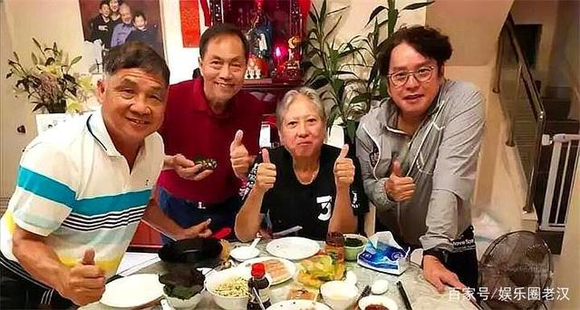 减肥成功@洪金宝瘦了 满头白发身材消瘦 网友心疼喊话：多吃点！