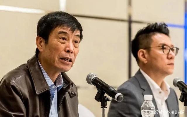足球|记者质疑足协主席:你不断出尔反尔 网友：信他个球！