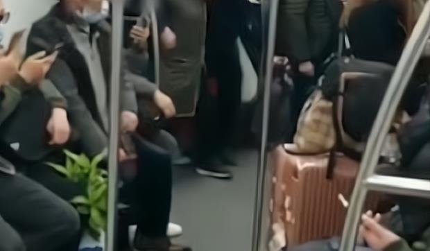 小伙|男子因工作太累未让座被大爷怒骂 强迫让座的行为，真的合适吗？