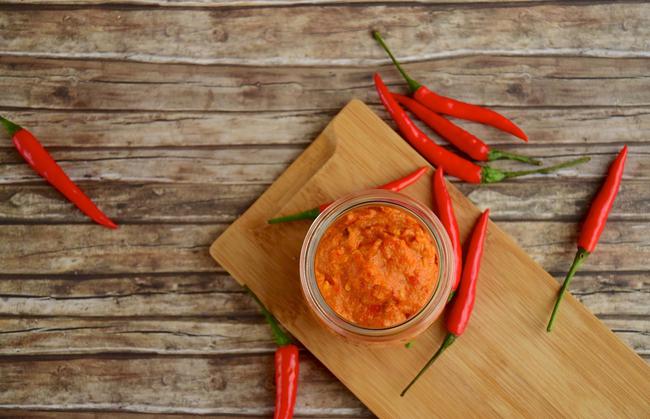 吃辣椒|重庆女孩养的羊驼偷吃辣椒面 小嘴红扑扑的一脸幸福