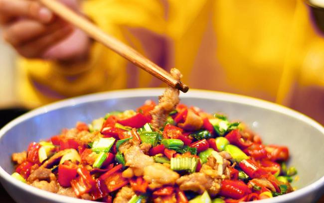 吃辣椒|重庆女孩养的羊驼偷吃辣椒面 小嘴红扑扑的一脸幸福