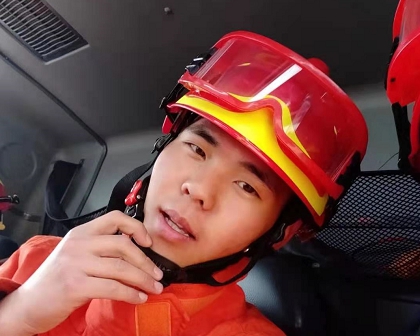 ■女子被困悬崖获救后要嫁给消防员!紧握其双手问:你结婚了吗?