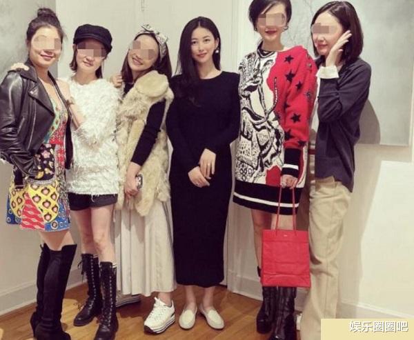 走红毯|朱珠挺孕肚走红毯 身穿紧身裙脚踩高跟鞋 全程用手捂着肚子