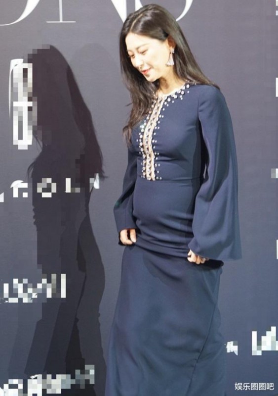 走红毯|朱珠挺孕肚走红毯 身穿紧身裙脚踩高跟鞋 全程用手捂着肚子