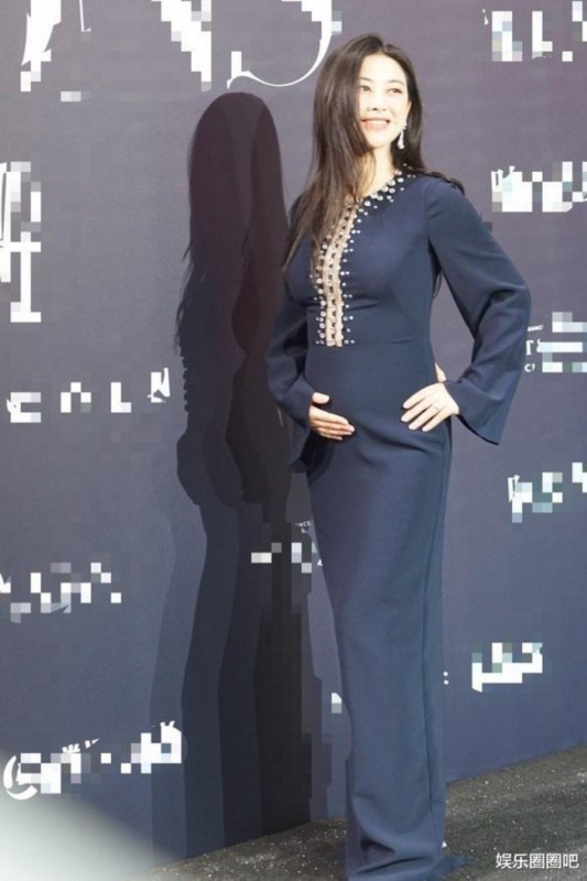 走红毯|朱珠挺孕肚走红毯 身穿紧身裙脚踩高跟鞋 全程用手捂着肚子