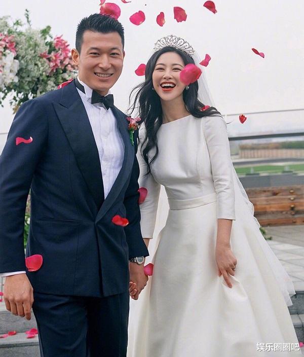 走红毯|朱珠挺孕肚走红毯 身穿紧身裙脚踩高跟鞋 全程用手捂着肚子