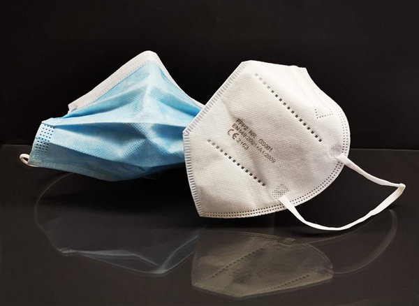 ■忍俊不禁！印度五名男子因没戴口罩被罚走“鸭子步”