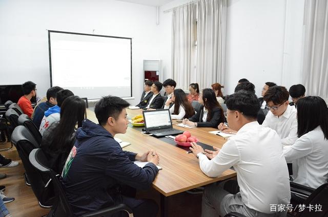 同学|学生会干部要求学生淋雨听他训话 网友：人样还没学会就耍官威