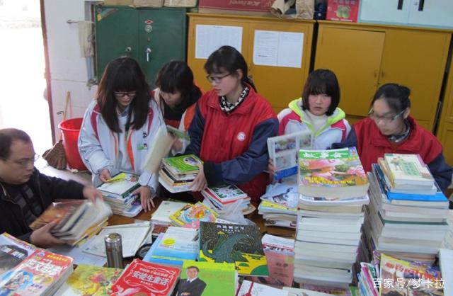 同学|学生会干部要求学生淋雨听他训话 网友：人样还没学会就耍官威