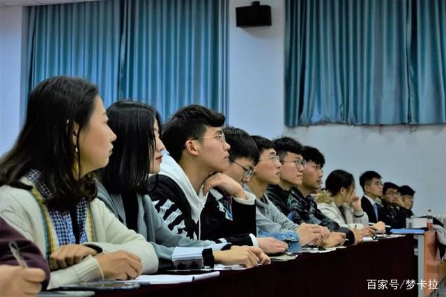 同学|学生会干部要求学生淋雨听他训话 网友：人样还没学会就耍官威