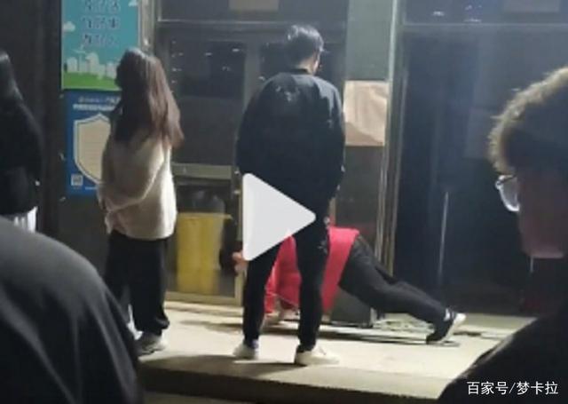 同学|学生会干部要求学生淋雨听他训话 网友：人样还没学会就耍官威