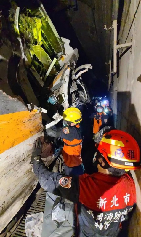 列车出轨|台铁出轨列车最小遇难者仅6岁 列车车头被削去一半