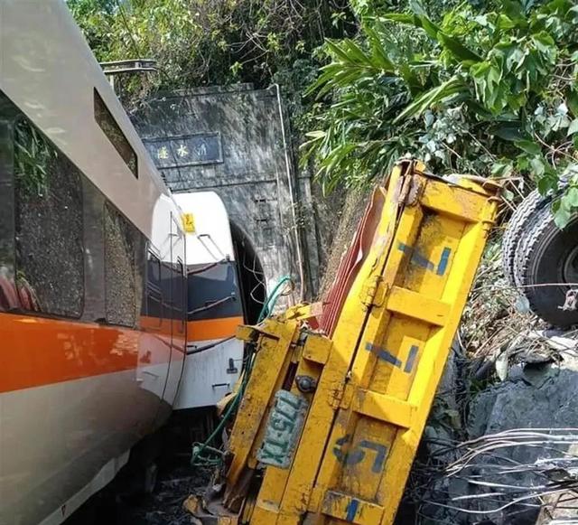 列车出轨|台铁出轨列车最小遇难者仅6岁 列车车头被削去一半