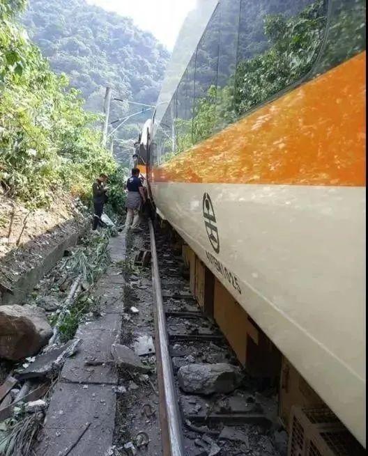 列车出轨|台铁出轨列车最小遇难者仅6岁 列车车头被削去一半