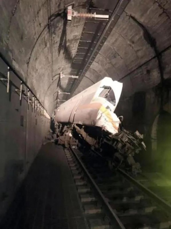 列车出轨|台铁出轨列车最小遇难者仅6岁 列车车头被削去一半