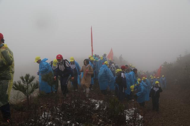 烈士陵园|青山处处埋忠骨，后辈岂可忘忧国！学生徒步108里为烈士扫墓