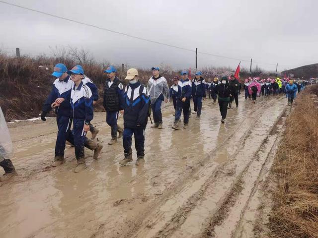 烈士陵园|青山处处埋忠骨，后辈岂可忘忧国！学生徒步108里为烈士扫墓