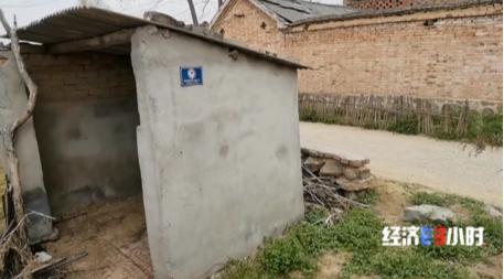 厕所革命|央视曝农村改造厕所轻轻一踩就碎了 农户无奈又挖起了粪坑