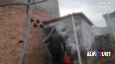 厕所革命|央视曝农村改造厕所轻轻一踩就碎了 农户无奈又挖起了粪坑