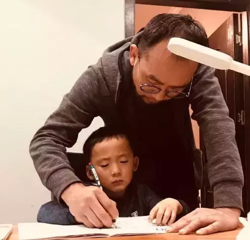 辅导孩子|爸爸辅导孩子作业生气捶墙致骨折 网友纷纷分享心酸“血泪史”