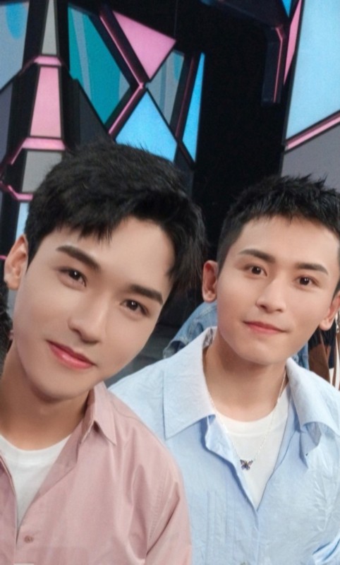 龚俊|印小天龚俊张哲瀚合照遭笋丝截图 山人：工具人实锤，哈哈哈！