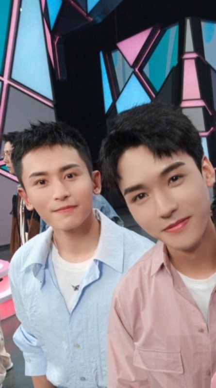 龚俊|印小天龚俊张哲瀚合照遭笋丝截图 山人：工具人实锤，哈哈哈！