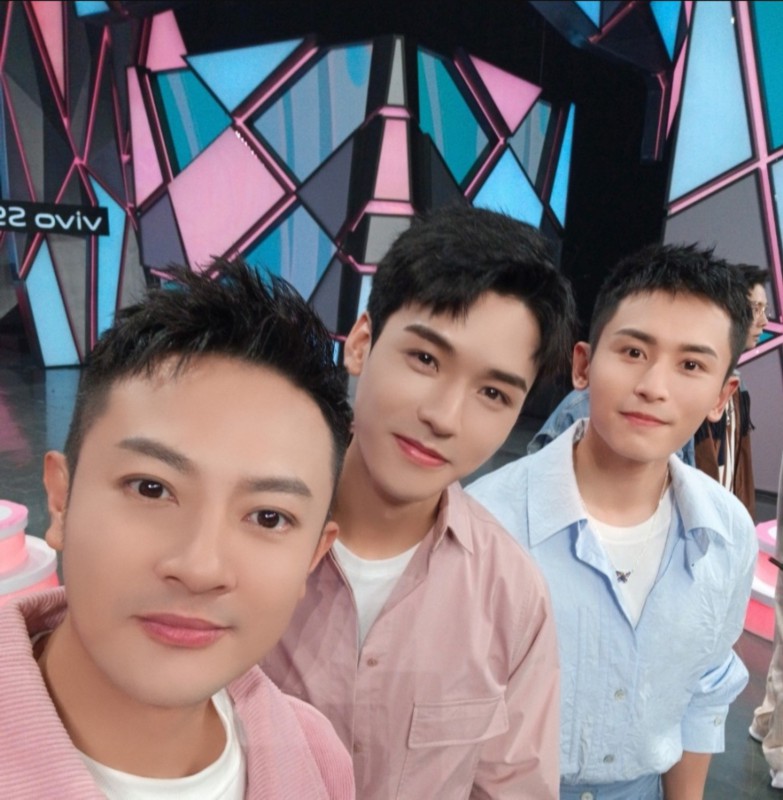 龚俊|印小天龚俊张哲瀚合照遭笋丝截图 山人：工具人实锤，哈哈哈！