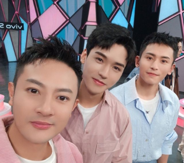 龚俊|印小天龚俊张哲瀚合照遭笋丝截图 山人：工具人实锤，哈哈哈！