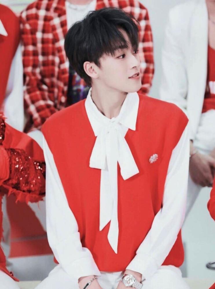 交通法规|开车玩手机还插队进入主车流，何洛洛为违反交通法规道歉