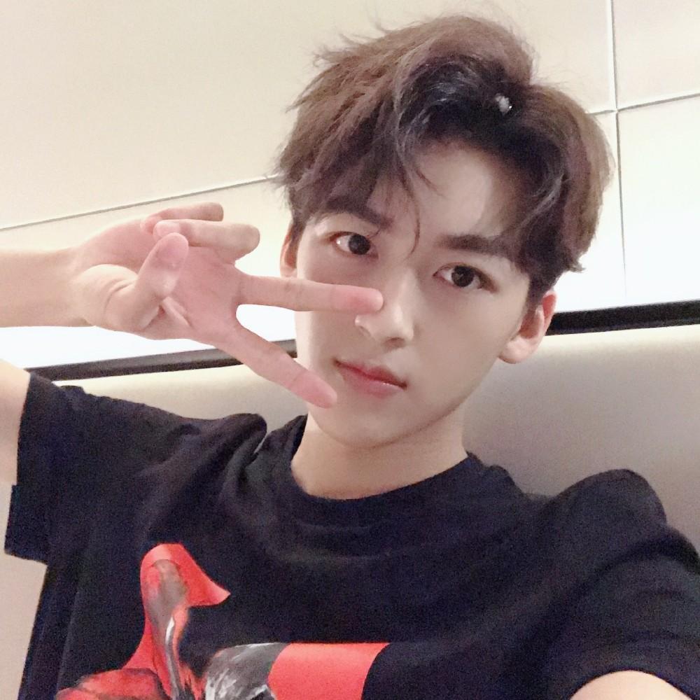 交通法规|开车玩手机还插队进入主车流，何洛洛为违反交通法规道歉