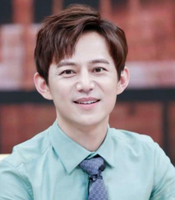 WB|何炅父亲被强制执行 近半年被频繁狙击 网友质疑得罪了人