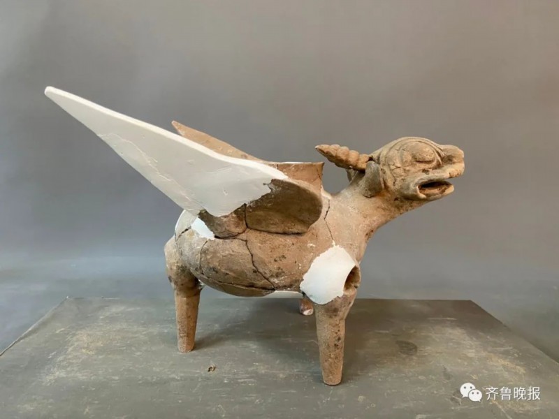 陶兽|菏泽考古现场发现千年东周“萌”兽，网友脑洞大开：飞天小霸王！