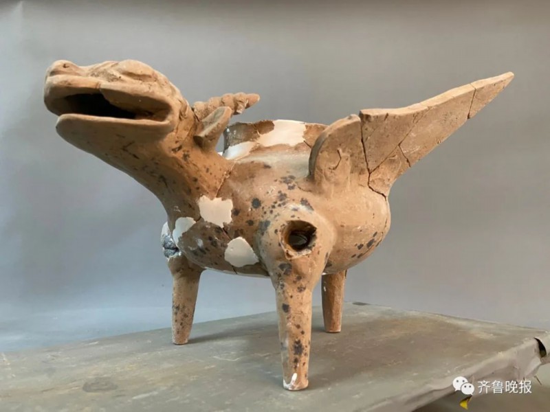陶兽|菏泽考古现场发现千年东周“萌”兽，网友脑洞大开：飞天小霸王！