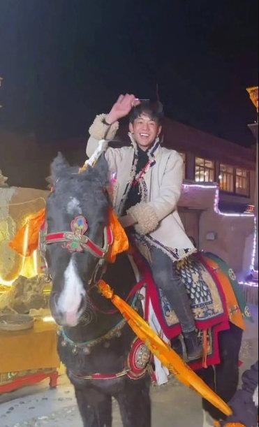 刘昊然|丁真骑了刘昊然在理塘摸过的马 粉丝：奇妙的缘分