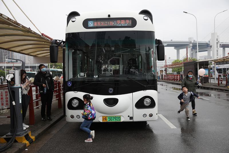 滨江|黄浦、徐汇滨江又添风景线，上海“熊猫”公交车上路