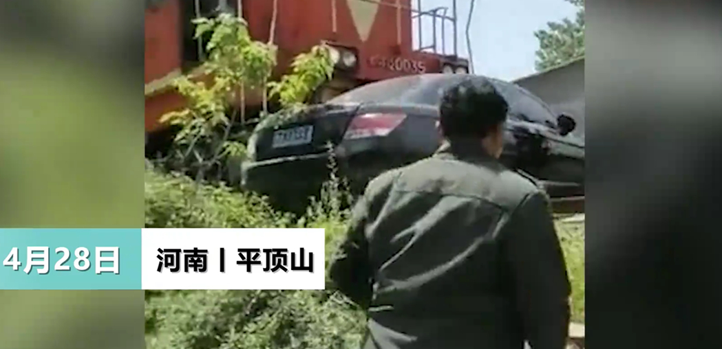 ■河南一轿车与火车相撞 轿车横跨铁轨疑因抢道酿祸