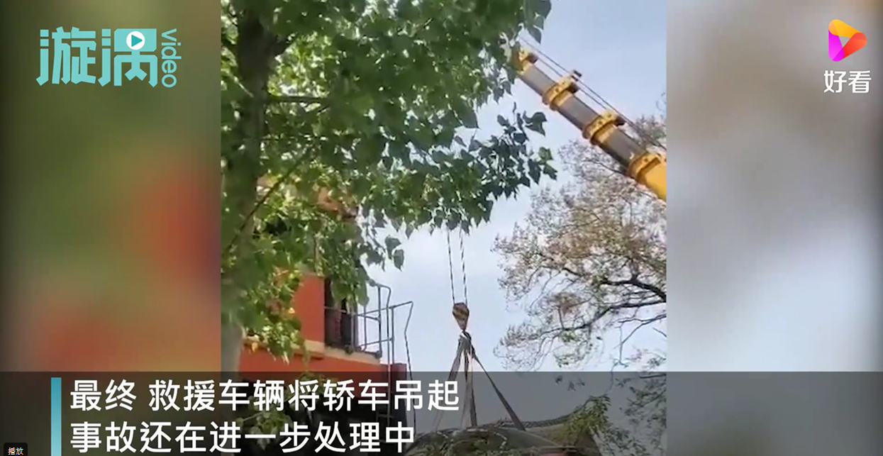 ■河南一轿车与火车相撞 轿车横跨铁轨疑因抢道酿祸